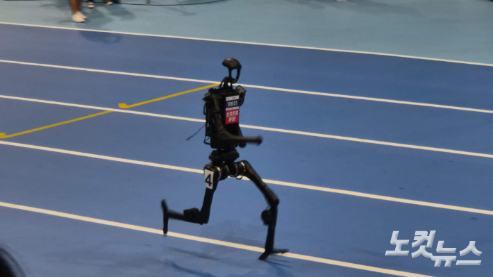 '2025 세계 휴머노이드로봇 올림픽' 1500m 종목에 출전한 로봇. 임진수 베이징 특파원