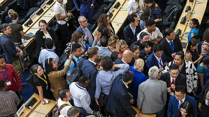 스위스 제네바에서 열린 플라스틱 규제 정부간 협상에서 대표단이 대화하는 모습. 연합뉴스