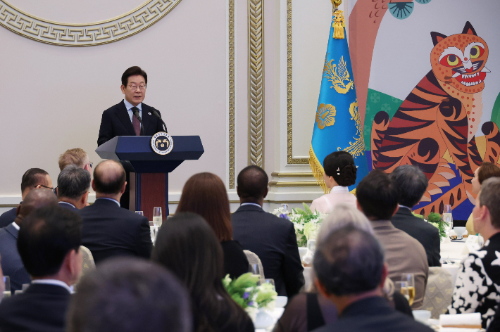 이재명 대통령이 15일 청와대 영빈관에서 열린 '대통령의 초대, 주한외교단 만찬'에서 발언하고 있다. 이날 행사에는 주한외교단을 비롯해 이 대통령 특사단 단장, 국회 외통위 위원, 관계부처 장관, 경제단체장 등이 참석했다. 연합뉴스