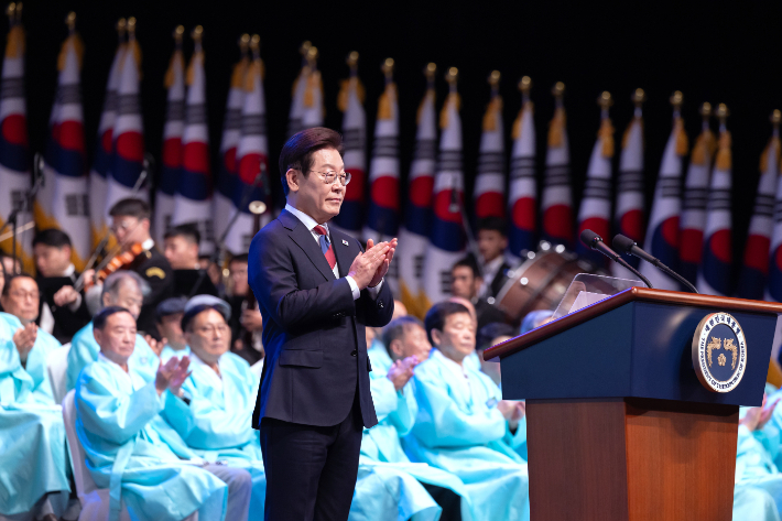 박수치는 이재명 대통령     (서울=연합뉴스) 홍해인 기자 = 이재명 대통령이 15일 서울 세종문화회관에서 열린 80주년 광복절 경축식에서 박수치고 있다. 2025.8.15 [대통령실 제공. 재판매 및 DB 금지]     photo@yna.co.kr (끝)   <저작권자(c) 연합뉴스, 무단 전재-재배포, AI 학습 및 활용 금지> 연합뉴스