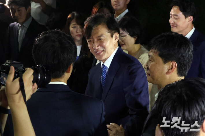 '광복절 특별사면'으로 사면·복권되는 조국 전 조국혁신당 대표가 15일 새벽 구로구 서울남부교도소를 나서며 지지자들과 밝은 표정으로 인사를 하고 있다. 윤창원 기자