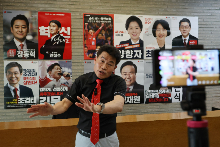 국민의힘 당사 찾아 유튜브 방송 하는 전한길 씨. 연합뉴스