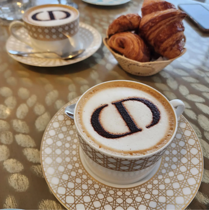 하우스 오브 디올 5층에는 '카페 디올'이 브랜드의 식기를 사용한 차와 디저트 등으로 인기를 끌어왔다. 곽인숙 기자