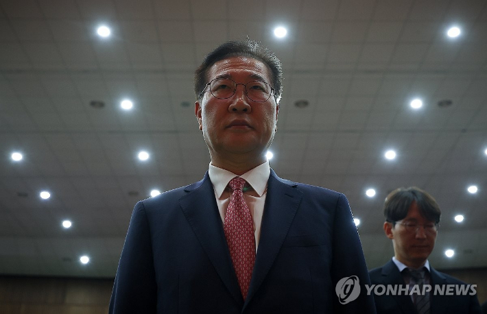 박성재 법무부 장관이 5일 정부과천청사 법무부에서 열린 이임식에서 호국영령에 대한 묵념을 마친 뒤 눈을 뜨고 있다. 연합뉴스