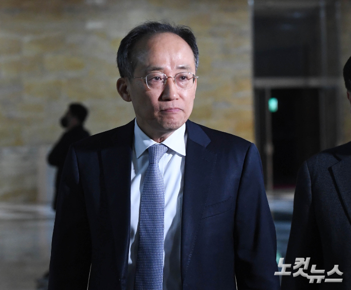 국민의힘 추경호 의원이 6일 오후 국회에서 열린 의원총회에 참석하고 있다. 황진환 기자