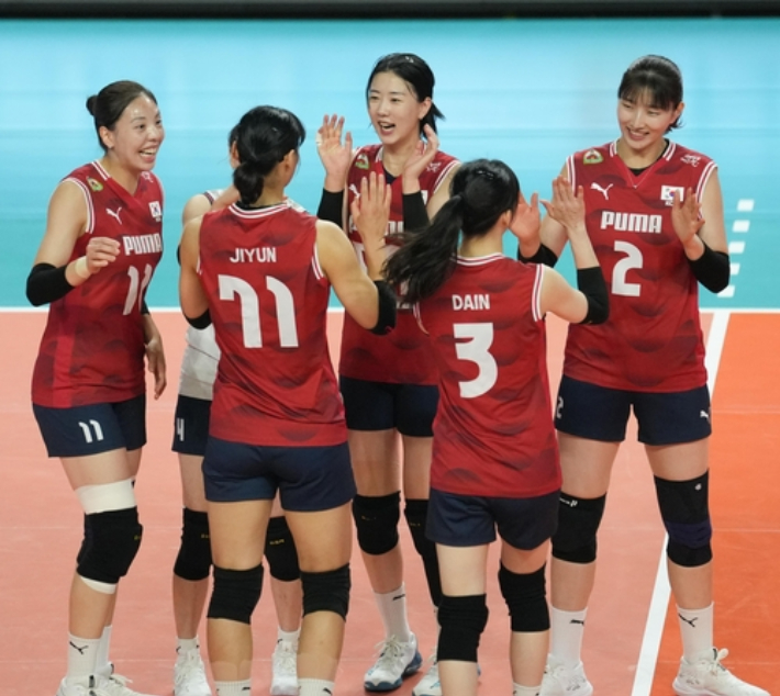 16일 경남 진주체육관에서 열린 2025 코리아인비테이셔널 진주 국제여자배구대회 한국과 일본의 경기에서 한국 선수들이 득점한 뒤 기뻐하고 있다. 대한배구협회
