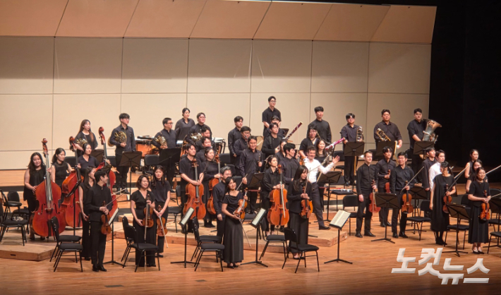 전북CBS와 전주세계소리축제가 함께한 '손열음 & 고잉홈프로젝트' 공연이 16일 오후 한국소리문화의전당 모악당에서 열렸다. 연주를 마친 고잉홈프로젝트 단원들이 관객들에게 인사하고 있다. 최명국 기자