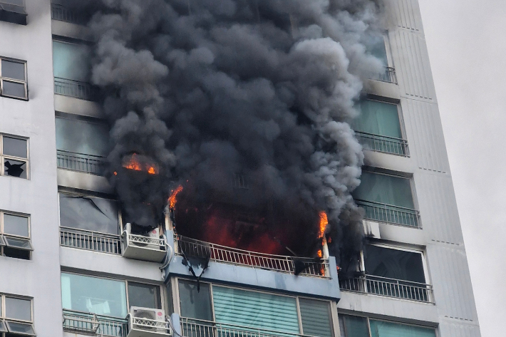 17일 서울 마포구 창전동 한 아파트에서 화재가 발생, 소방대원들이 진화작업을 히고 있다. 연합뉴스