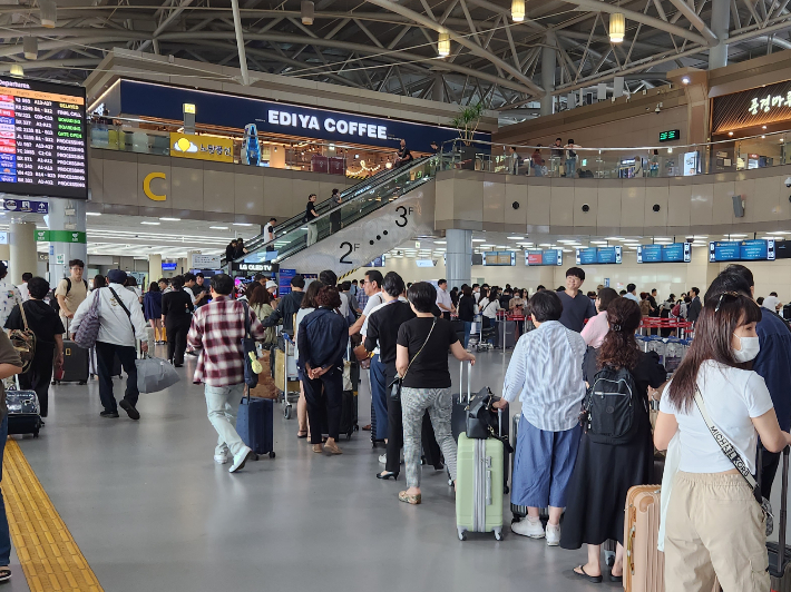 혼잡한 김해국제공항 모습.  정혜린 기자