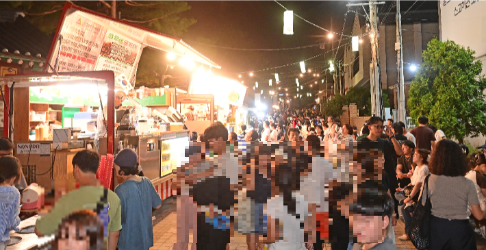  강릉국가유산야행 행사장을 찾은 시민과 관광객들. 강릉문화원 제공