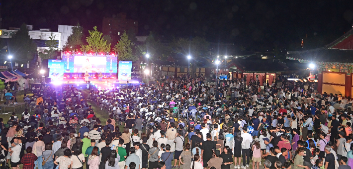  강릉국가유산야행 무대 공연을 즐기는 인파. 강릉문화원 제공