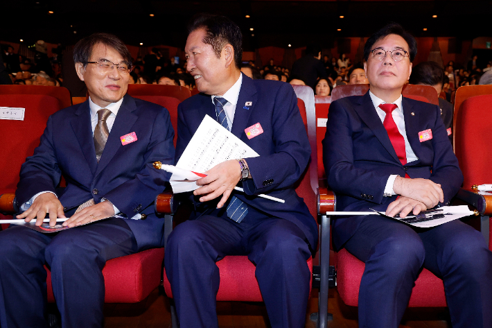 광복절도 악수 않던 여야, DJ추모식엔 손 내밀까