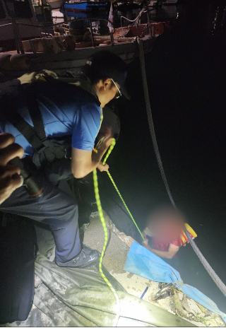 동해해경, 장호항 동방파제 인근 추락자 2명 구조. 동해해양경찰서 제공