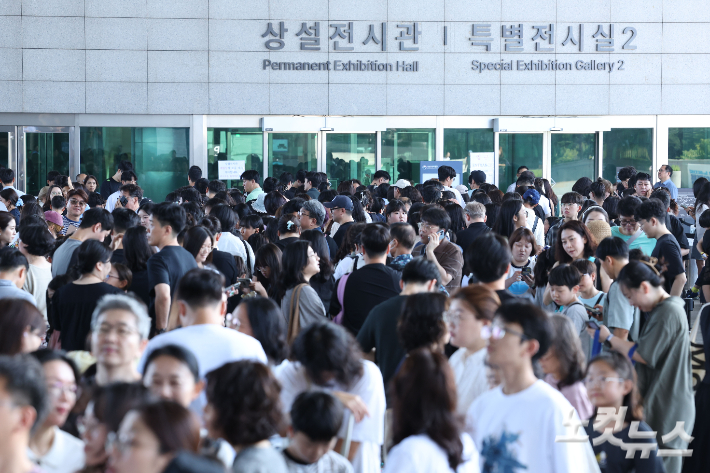 최근 '케이팝 데몬 헌터스' 등 K-콘텐츠의 흥행과 여름방학 극성수기가 맞물리며 국립중앙박물관을 찾는 관람객이 크게 증가하면서 '박물관 오픈런'까지 등장했다. 류영주 기자