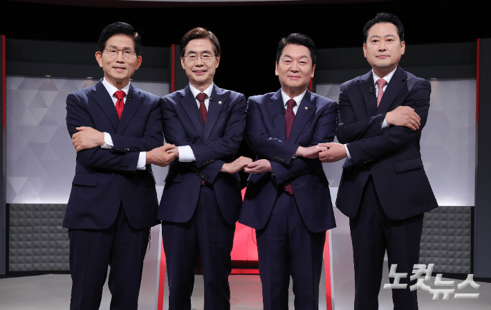 국민의힘 김문수(왼쪽부터), 조경태, 안철수, 장동혁 당대표 후보가 17일 오후 서울 여의도 KBS에서 진행된 '당대표 후보자 토론회' 에 참석해 포즈를 취하고 있다. 황진환 기자