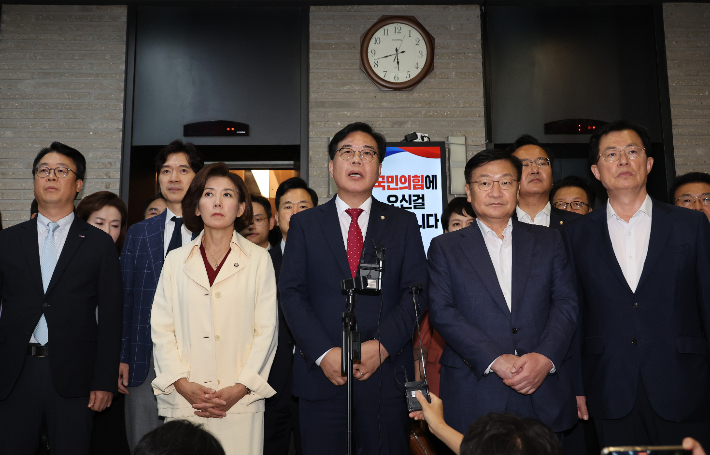 국민의힘 송언석 비상대책위원장 겸 원내대표가 13일 서울 여의도 국민의힘 당사에서 당사 압수수색과 관련해 입장을 밝히고 있다. 연합뉴스