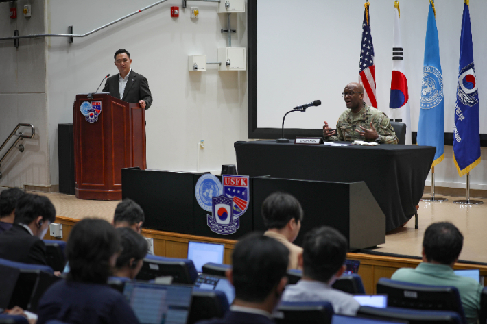 제이비어 브런슨 주한미군사령관이 지난 8일 경기 평택시 캠프 험프리스에서 기자간담회를 하고 있다. 주한미군 사령부 제공