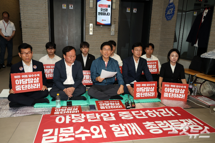 국민의힘 김문수 당대표 후보가 14일 오전 서울 여의도 중앙당사에서 김건희 특검의 당사 압수수색에 항의하며 농성을 하고 있다. 윤창원 기자
