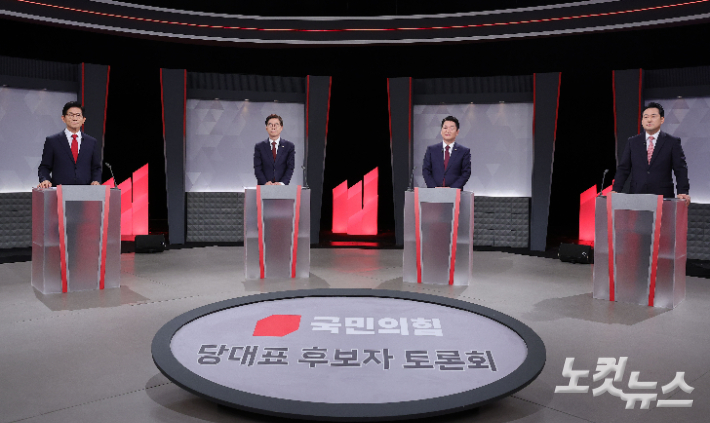 국민의힘 김문수(왼쪽부터), 조경태, 안철수, 장동혁 당대표 후보가 17일 오후 서울 여의도 KBS에서 진행된 '당대표 후보자 토론회' 에 참석해 포즈를 취하고 있다. 황진환 기자