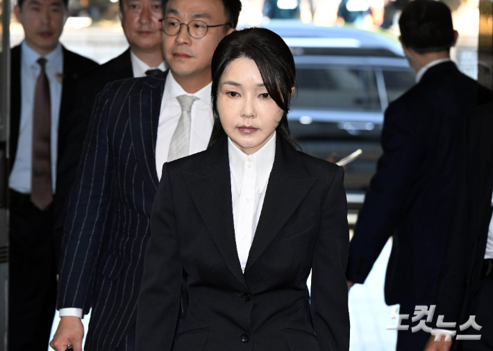 윤석열 전 대통령 부인 김건희 씨가 12일 오전 서울 서초구 서울중앙지법에서 열린 구속 전 피의자 심문(영장실질심사)에 출석하고 있다. 황진환 기자