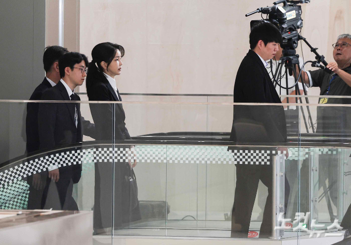 윤석열 전 대통령의 부인 김건희 씨가 6일 오전 서울 종로구 KT 광화문빌딩 웨스트에 마련된 민중기 특별검사 사무실로 출석하고 있다. 사진공동취재단