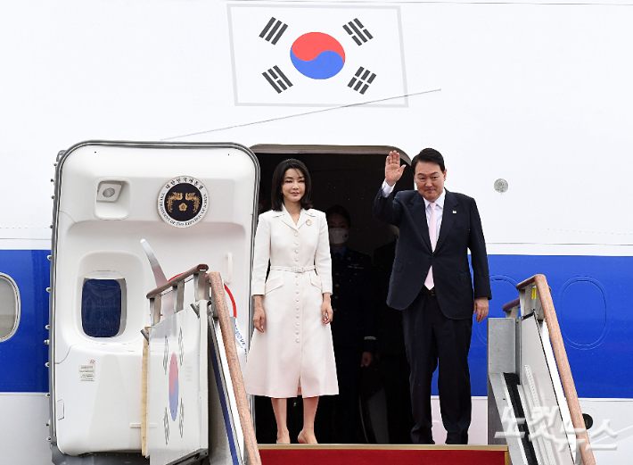 시민 1만명, 尹부부에 소송…"계엄으로 상처 입어"