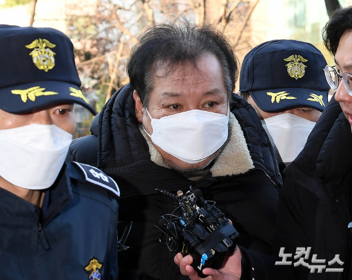 '건진법사' 전성배 씨가 지난해 12월 19일 오전 서울 양천구 남부지방법원에서 열린 영장실질심사(구속 전 피의자 심문)에 출석하고 있다. 황진환 기자