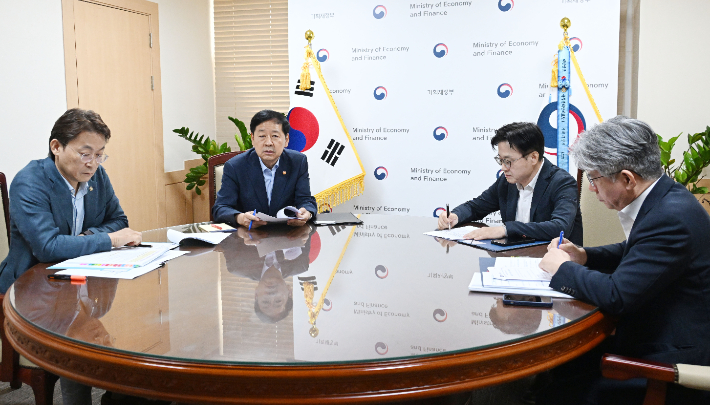 구윤철 경제부총리 겸 기획재정부 장관이 17일 서울 종로구 정부서울청사에서 열린 석유화학산업 사업재편 진행상황 관계장관 현안 간담회를 주재하고 있다. 왼쪽부터 권대영 금융위원회 부위원장, 구윤철 부총리, 김정관 산업통상자원부 장관, 남동일 공정거래위원회 부위원장. 기획재정부 제공