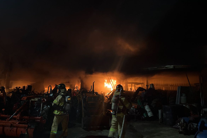 18일 오전 0시 53분쯤 강원 인제군 남면의 한 농기계수리센터에서 불이 나 3시간 30여분 만에 꺼졌다. 강원소방본부 제공