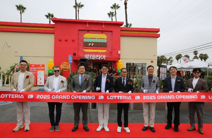 지난 14일(현지시각) 미국 캘리포니아주 내 풀러튼 시티 내 롯데리아 1호점 오픈식에 LA 총영사관 조성호 부영사, 차우철 대표이사 및 프레드 정 풀러튼 시장, 신동권 사외이사 의장(왼쪽 세번째부터) 등 참석해 오픈 커팅식을 진행하고 있는 모습. 롯데GRS 제공