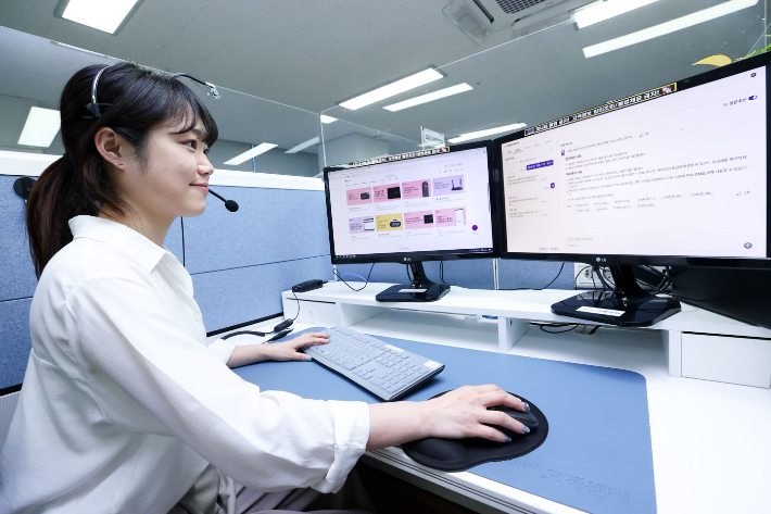 LG유플러스가 고객 편의 향상을 위해 ARS(자동응답시스템) 메뉴 맞춤 제공 서비스를 도입했다고 18일 밝혔다. 사진은 LG유플러스 상담사가 고객 문의에 응대하고 있는 모습. LG유플러스 제공