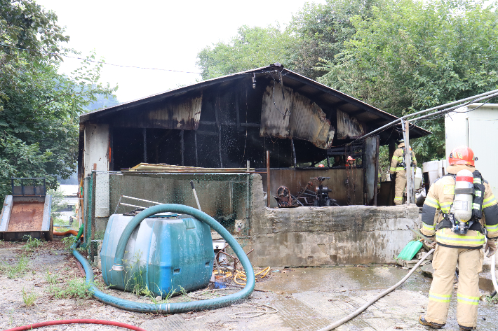 화재 진화된 충남 홍성군 은하면 돈사. 홍성소방서 제공