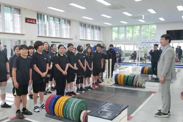 한남교 천안시체육회장(오른쪽)이 성환중학교를 찾아 선수들을 격려하고 있다. 천안시체육회 제공