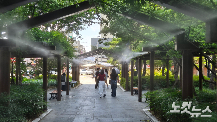 대구 중구의 한 거리에서 시민들이 더위를 피해 쿨링포그 밑을 걷고 있다. 정진원 기자