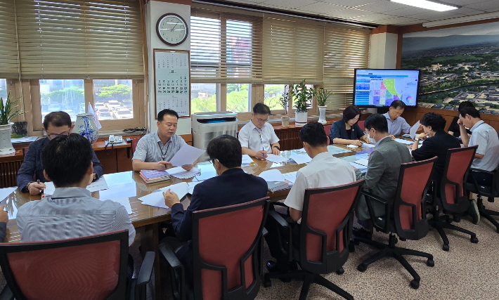 경주시가 'APEC 서비스 향상 TF' 2차 회의를 열고 숙소·음식·교통 등 서비스 체감도가 높은 분야의 개선방안을 논의하고 있다. 경주시 제공