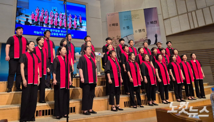 울산CBS 합창단이 찬양하고 있다. 김유리 아나운서