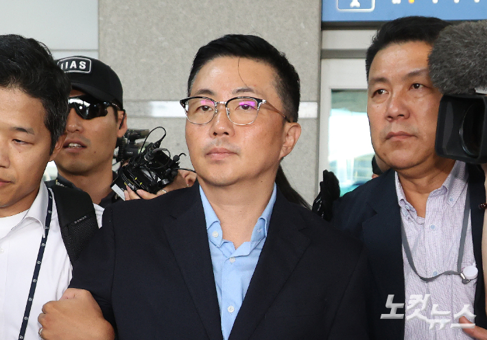 '김건희 집사' 김예성 씨가 지난 12일 인천국제공항에서 민중기 특별검사팀에 체포된 뒤 광화문 사무실로 압송되고 있다. 영종도=박종민 기자