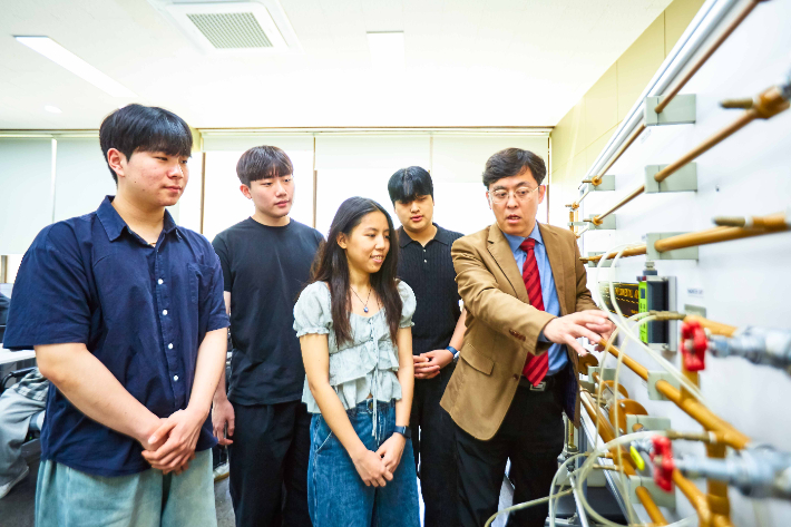영진전문대 AI융합기계계열 학생들의 에너지화학플랜트 첨단 유틸리티 설비 실습 모습. 대학 제공