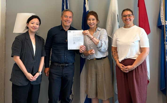 세계유산도시기구 아태지역사무처가 캐나다 퀘벡 세계유산도시기구 본부를 찾아 총회 준비 사항을 협의 한 후 기념촬영을 하고 있다. 경주시 제공