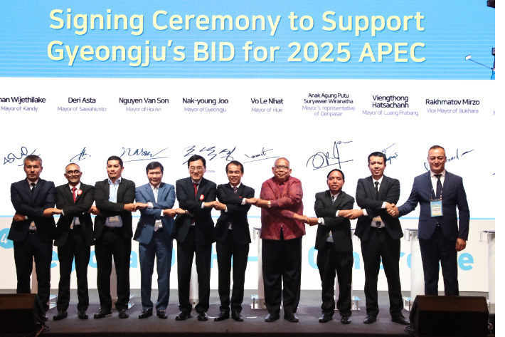 지난 2023년 열린 OWHC-AP 총회에서 차기 총회 개최지로 '베트남 후에시'를 확정한 후 회원도시 시장들이 기념촬영을 하고 있다. 경주시 제공