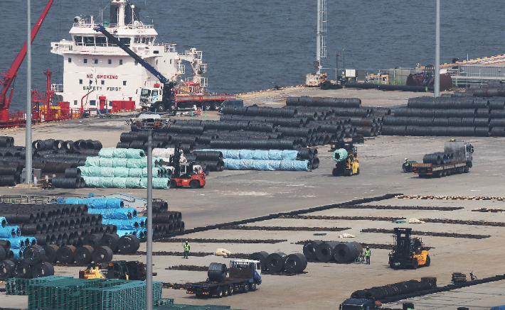 평택항에 쌓여 있는 철강 제품. 연합뉴스