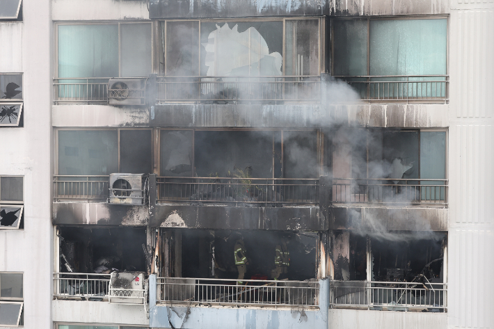 17일 서울 마포구 창전동 한 아파트에서 화재가 발생, 소방대원들이 잔불을 정리하고 있다. 연합뉴스