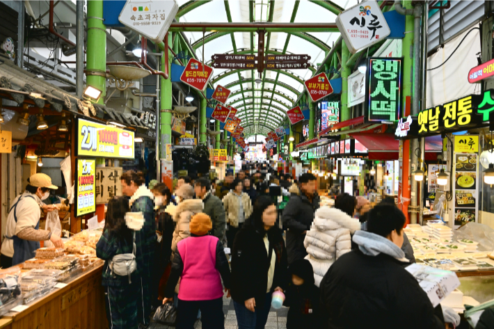 관광객들로 북적이는 속초관광수산시장. 속초시 제공
