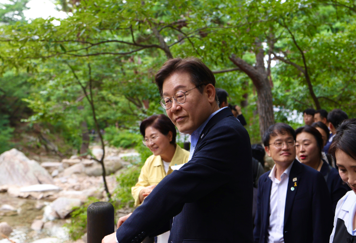 이재명 대통령이 17일 서울 은평구 진관사를 방문해 계곡을 살피고 있다. 대통령실 제공