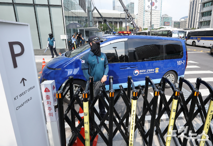 구속된 김건희 씨가 탑승한 법무부 호송차가 18일 오전 김건희특검(특별검사 민중기) 사무실이 설치된 서울 종로구 KT광화문빌딩 웨스트에 도착하고 있다. 황진환 기자