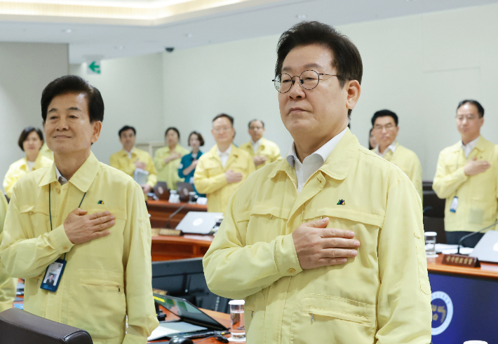 이재명 대통령이 18일 서울 용산 대통령실 청사에서 열린 을지 국무회의에서 국기에 경례를 하고 있다. 연합뉴스
