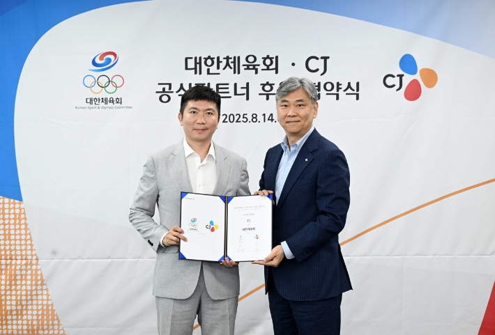 14일 대한체육회에서 후원 협약을 체결한 유승민(왼쪽) 대한체육회장과 김홍기 CJ 대표. 대한체육회