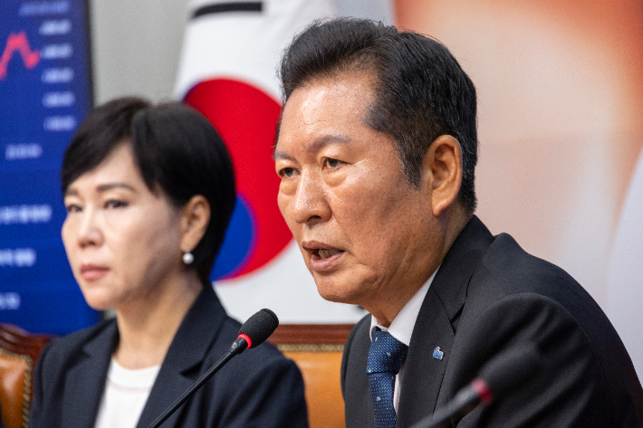 더불어민주당 정청래 대표가 18일 국회에서 열린 최고위원회의에서 발언하고 있다. 연합뉴스