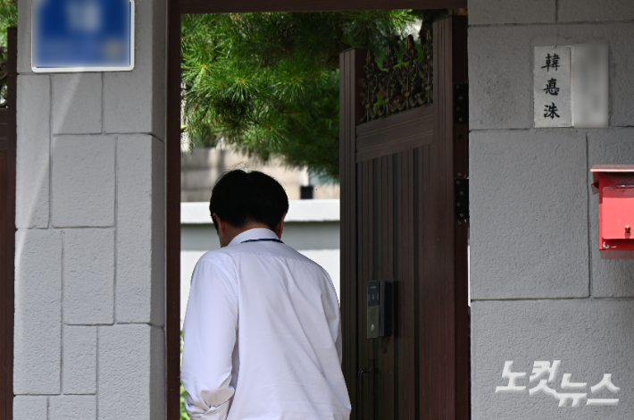 내란 특검팀이 한덕수 전 국무총리의 자택을 압수수색한 특검 관계자들. 황진환 기자