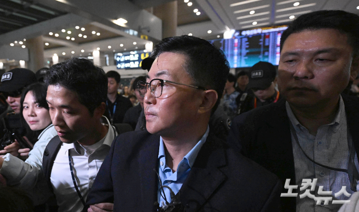 '김건희 집사' 김예성 씨가 12일 인천국제공항에서 민중기 특별검사팀에 체포된 뒤 광화문 사무실로 압송되고 있다. 영종도=박종민 기자